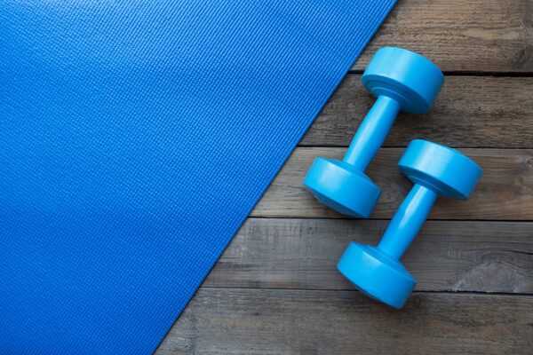Proste akcesoria sportowe przygotowane do ćwiczeń w jasnym wnętrzu